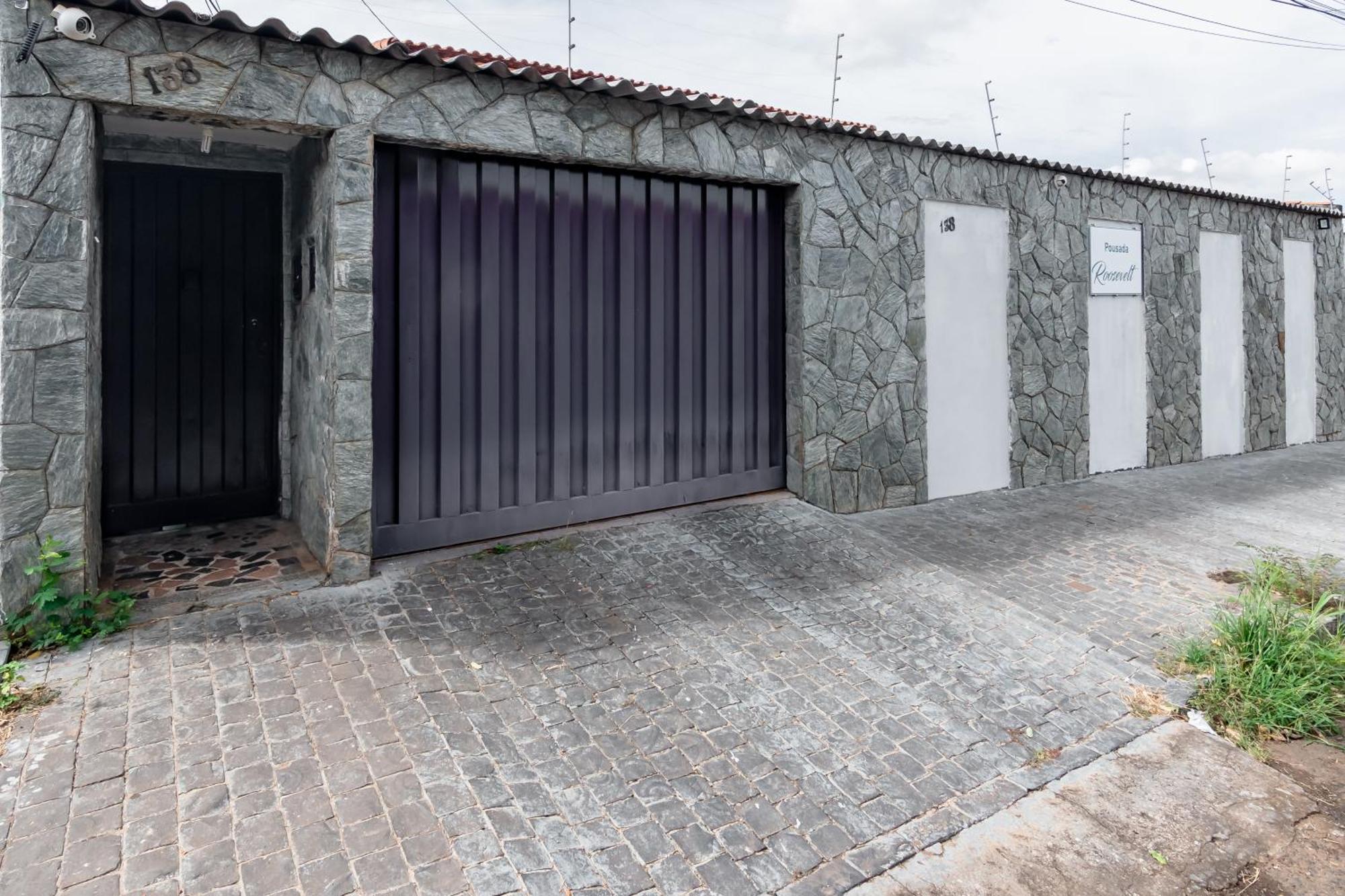 Отель Pousada Roosevelt Quarto 03 - Pousada Central Prox Rodoviaria E Dist Industrial Уберландия Экстерьер фото